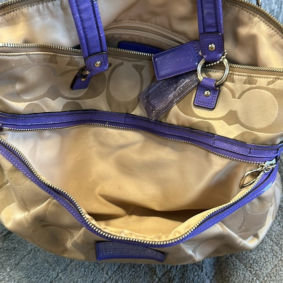 Coach shoulder bag with full front zipper pocket. Excellent condition. - Picture 5 of 11
